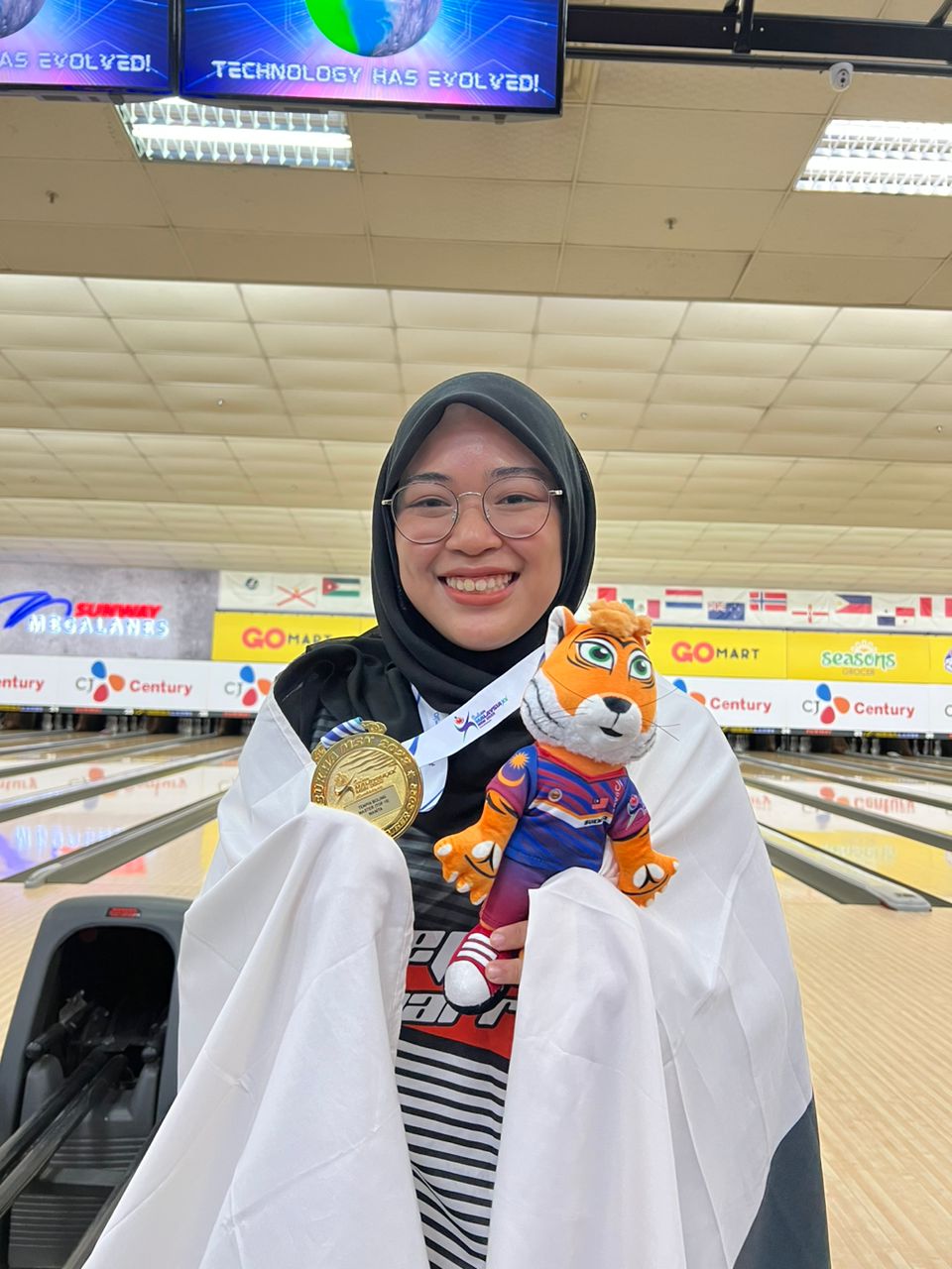 马运会保龄球赛| 内文 沙菲达称霸男女精英赛  砂拉越以4金膺总冠军