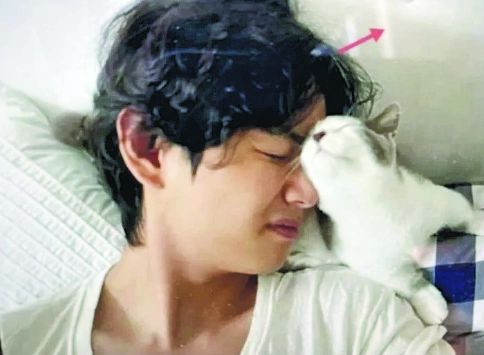 骇客再发新照片  V“床照”泄枕头床板同款Jennie