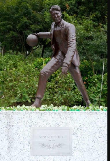 高以翔明迎38岁冥诞 穿西装打篮球铜像揭幕