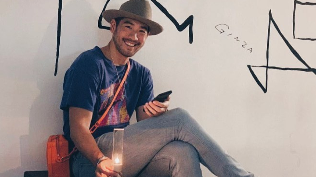 高以翔明迎38岁冥诞 穿西装打篮球铜像揭幕