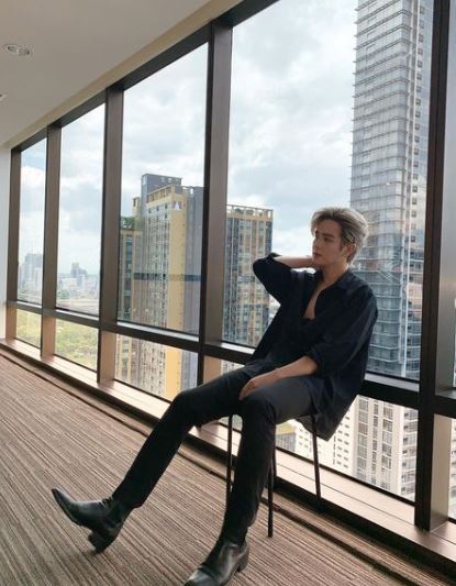 鲜肉男星遭女网红掀衣猛闻腋下 粉丝怒轰:变态