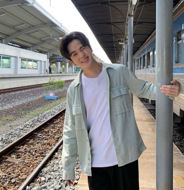 鲜肉男星遭女网红掀衣猛闻腋下 粉丝怒轰:变态