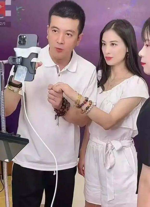 黄圣依杨子婚变?  藏头诗疑似暗示离婚