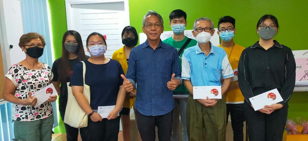 鼓励学有所成扛起社会责任 黄德颁9大专生奖励金