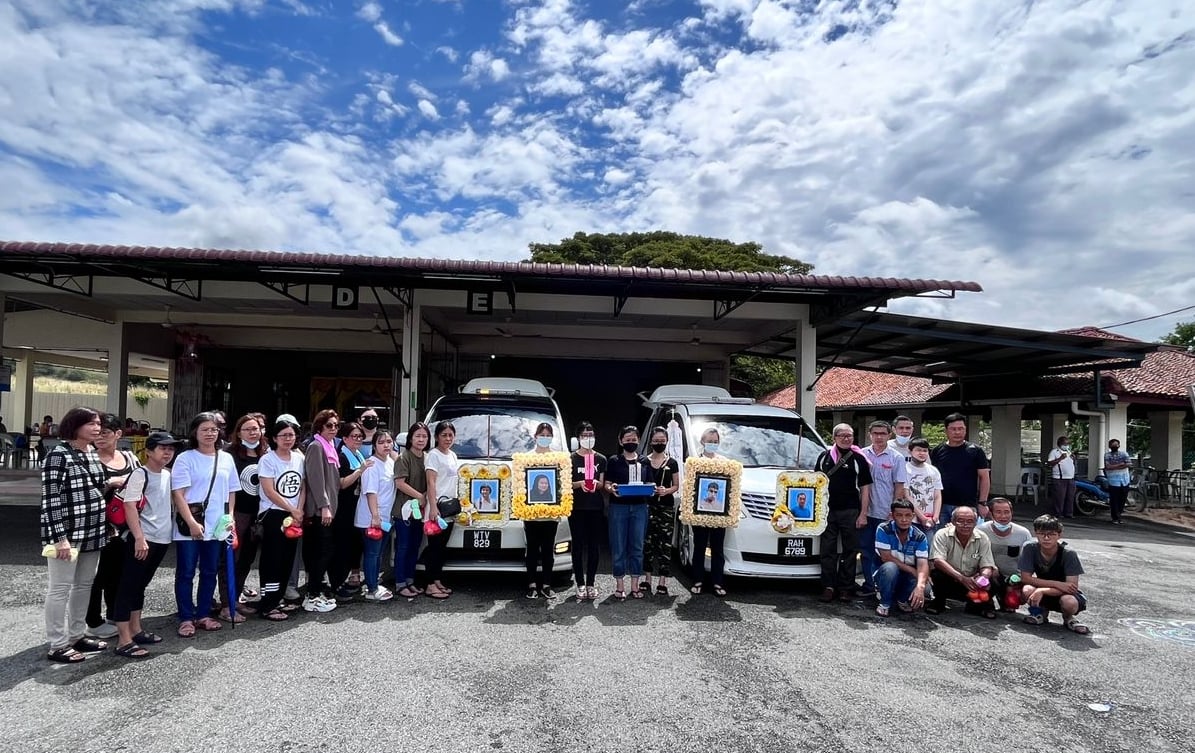 (全国版)南北大道恐怖车祸一家四口举殡
