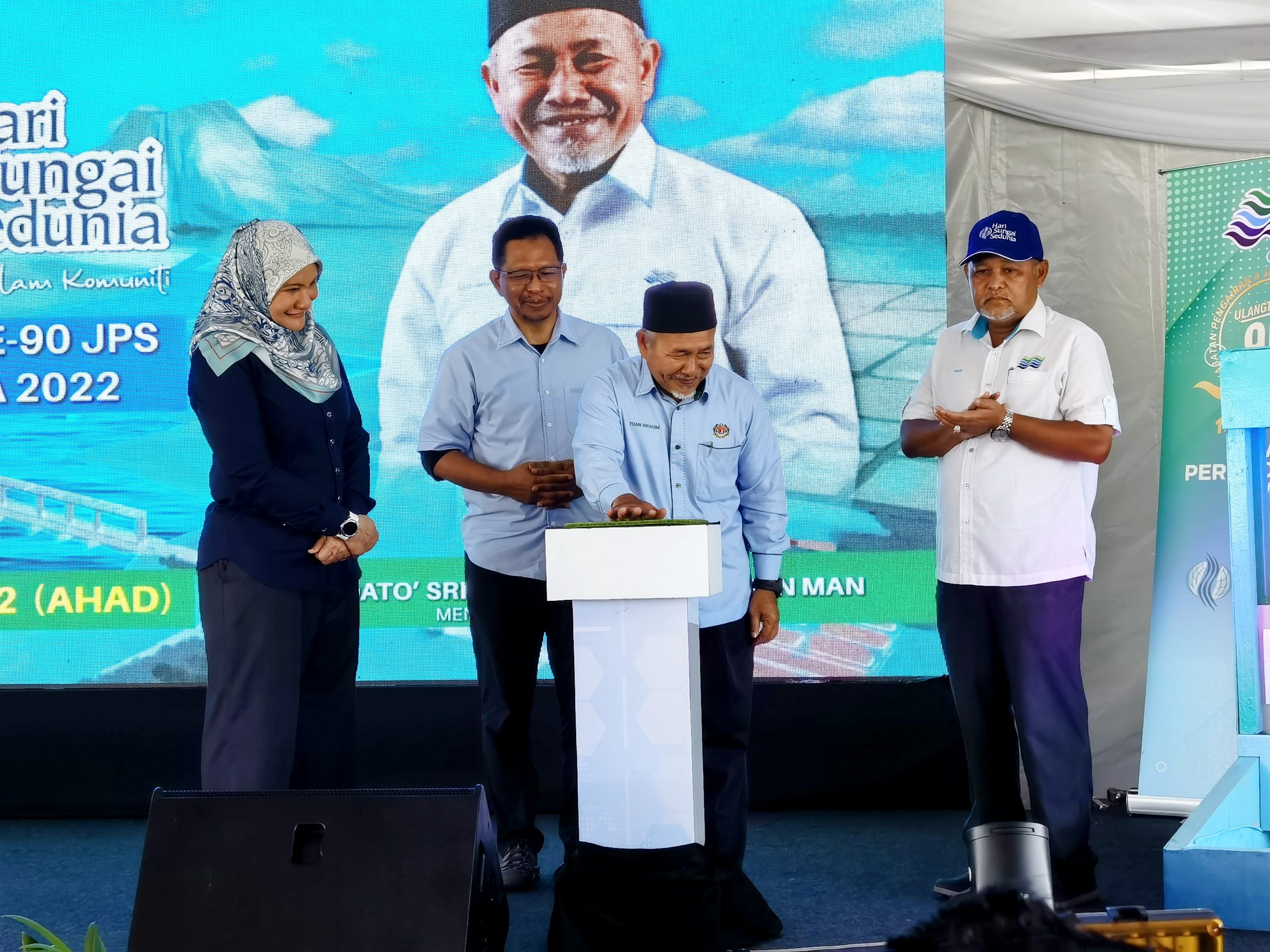 端依布拉欣/乱丢垃圾导致水灾