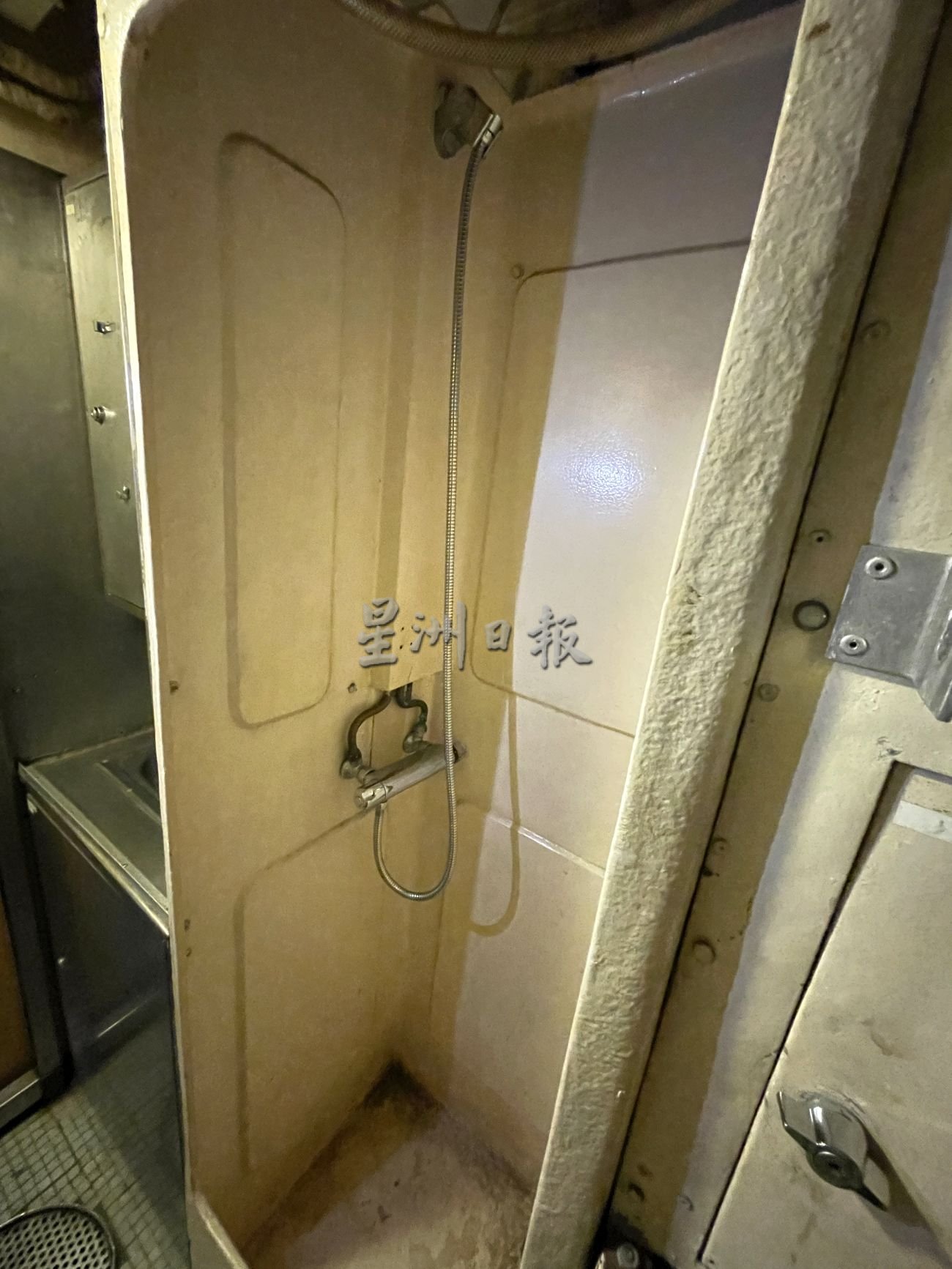 （古城封底主文）《用眼睛去旅游》：潜水艇博物馆