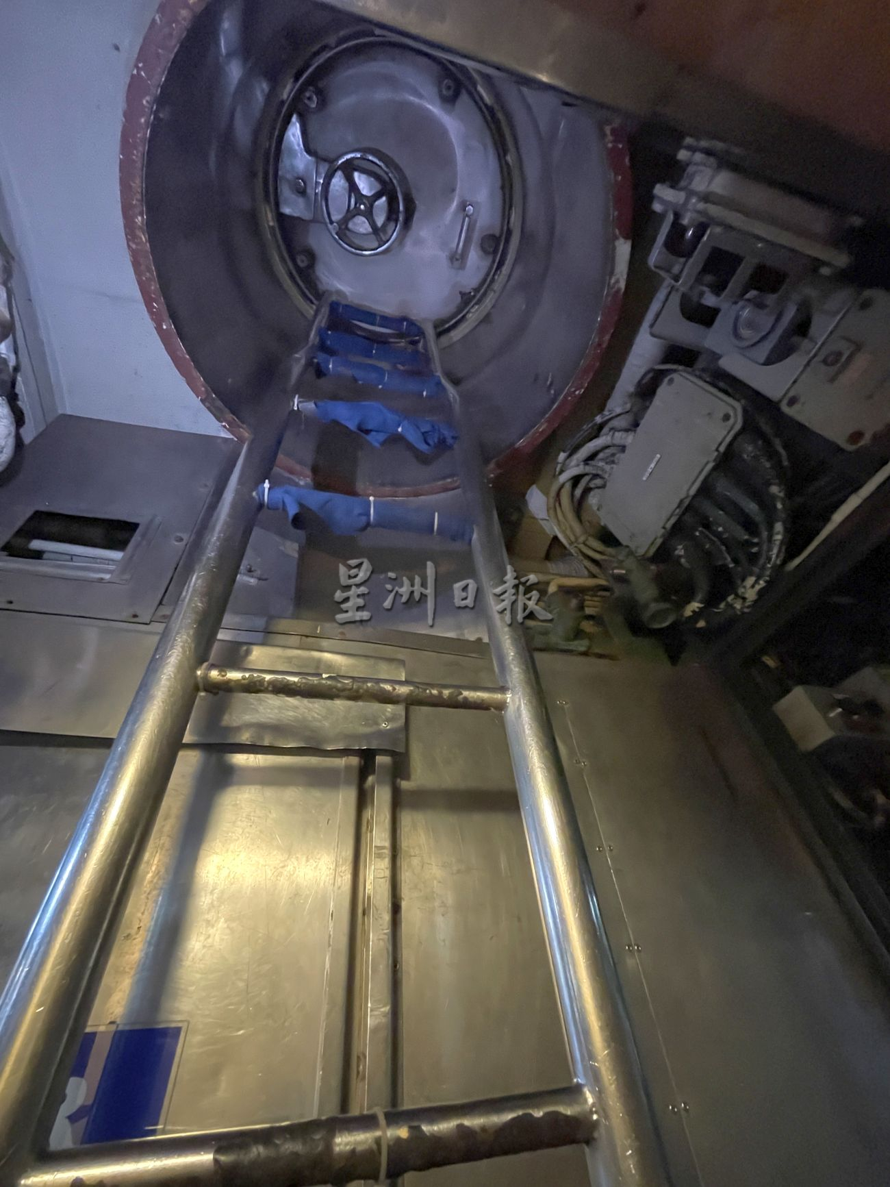 （古城封底主文）《用眼睛去旅游》：潜水艇博物馆