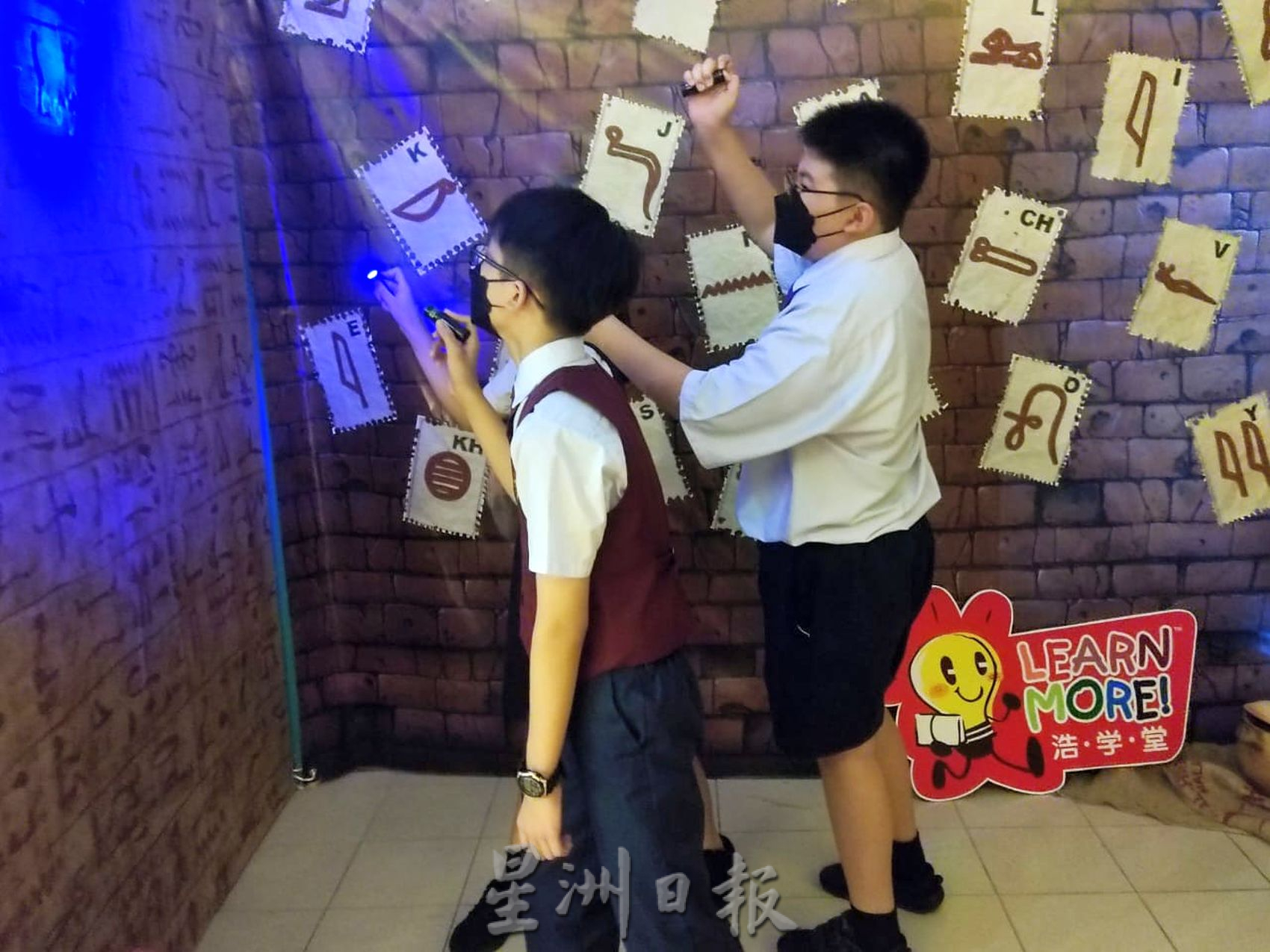 （古城封底主文）【带你去找爱】：为学生和图书馆付出的爱