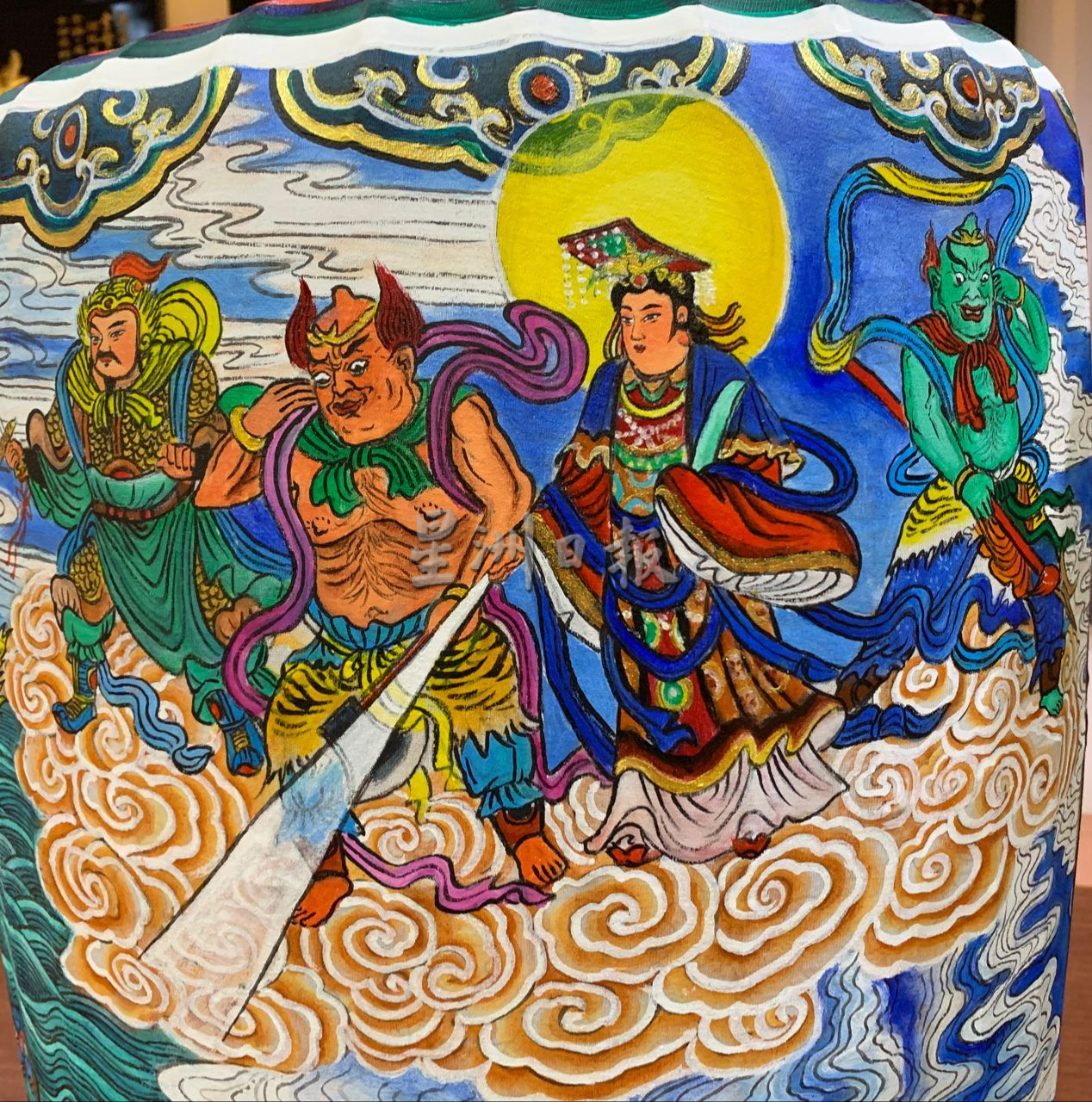 (古城封底主文)鸡场街工委会制2手绘传统灯笼 拟开班传承文化