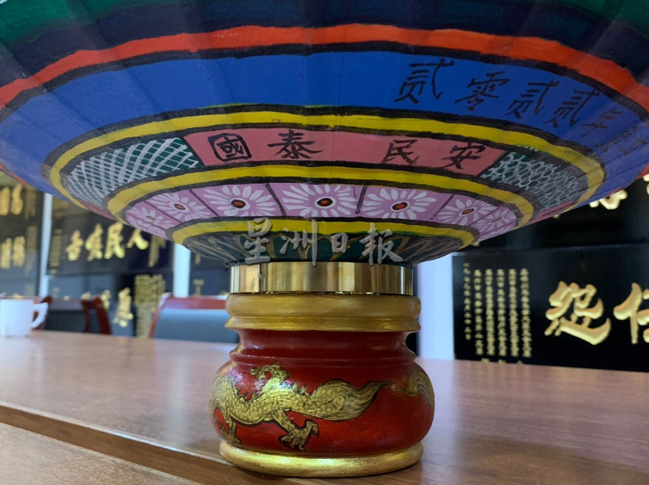 （古城封底主文）鸡场街工委会制2手绘传统灯笼 拟开班传承文化