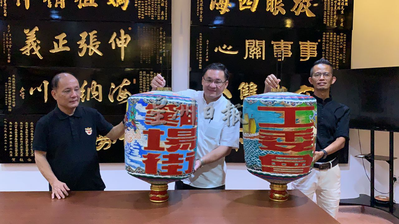 (古城封底主文)鸡场街工委会制2手绘传统灯笼 拟开班传承文化