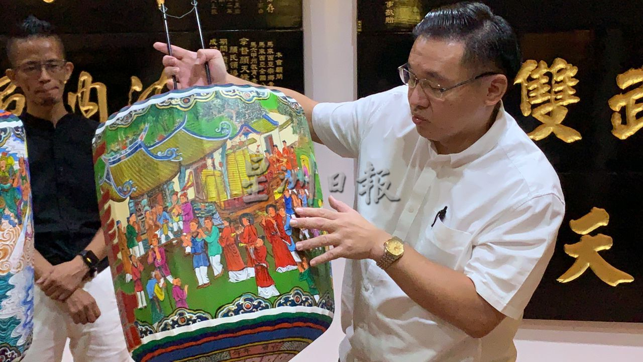 （古城封底主文）鸡场街工委会制2手绘传统灯笼 拟开班传承文化