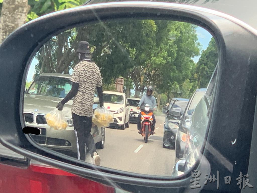 (古城封面主文)路边兜售或酿意外 甲警方首八个月发49张罚单予街边小贩