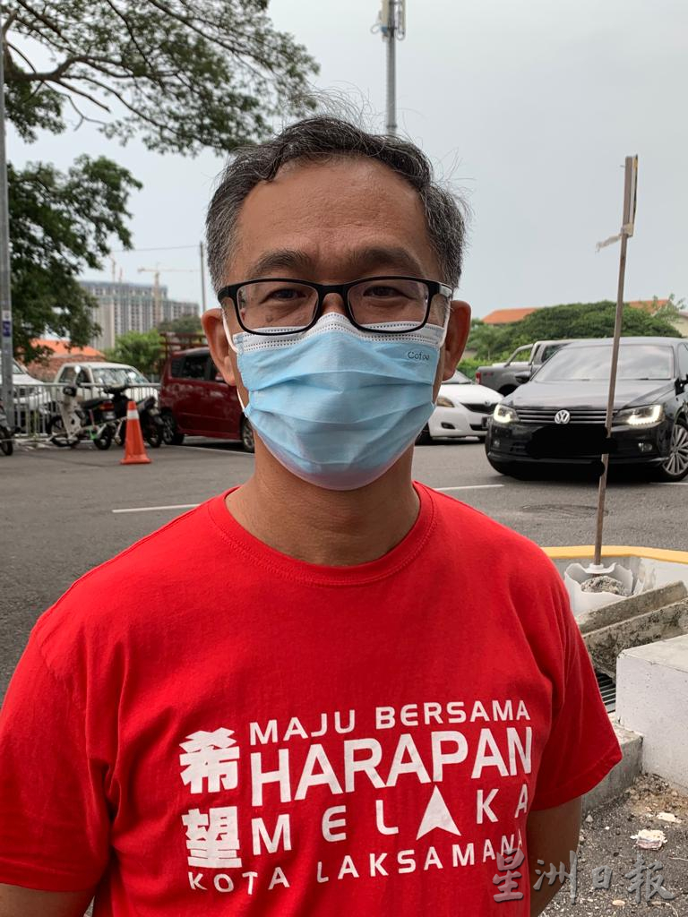 (古城封面主文)路边兜售或酿意外 甲警方首八个月发49张罚单予街边小贩