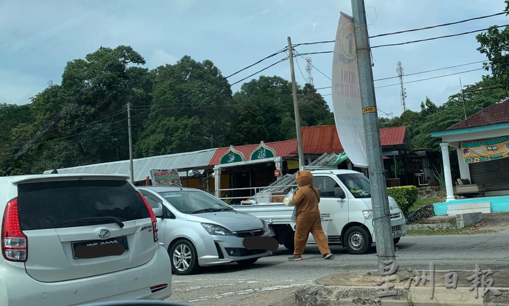 (古城封面主文)路边兜售或酿意外 甲警方首八个月发49张罚单予街边小贩