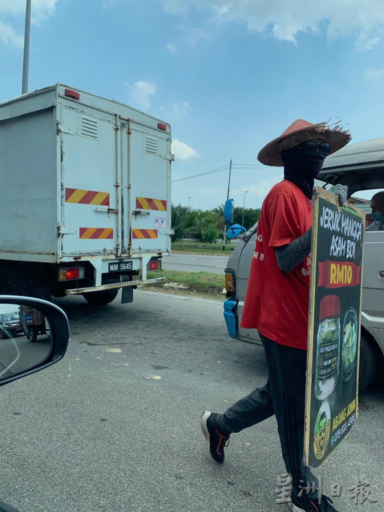 (古城封面主文)路边兜售或酿意外 甲警方首八个月发49张罚单予街边小贩