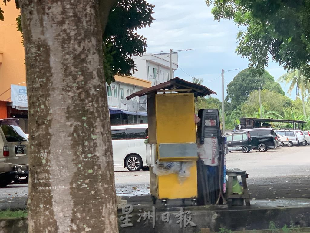 （古城封面主文）路边摊小贩物品留营业地点 车主停车摊位前购物造成不便，小贩将被对付