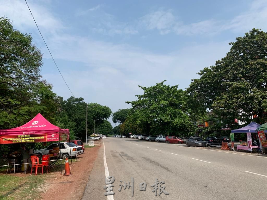 （古城封面主文）路边摊小贩物品留营业地点 车主停车摊位前购物造成不便，小贩将被对付