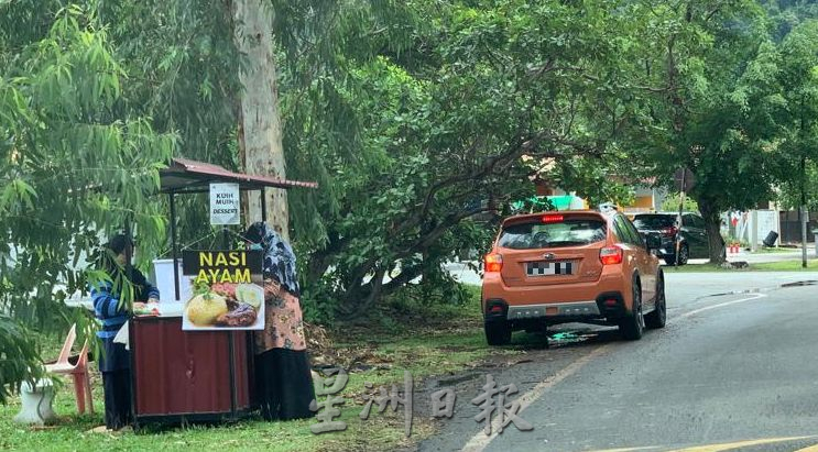 （古城封面主文）路边摊小贩物品留营业地点 车主停车摊位前购物造成不便，小贩将被对付