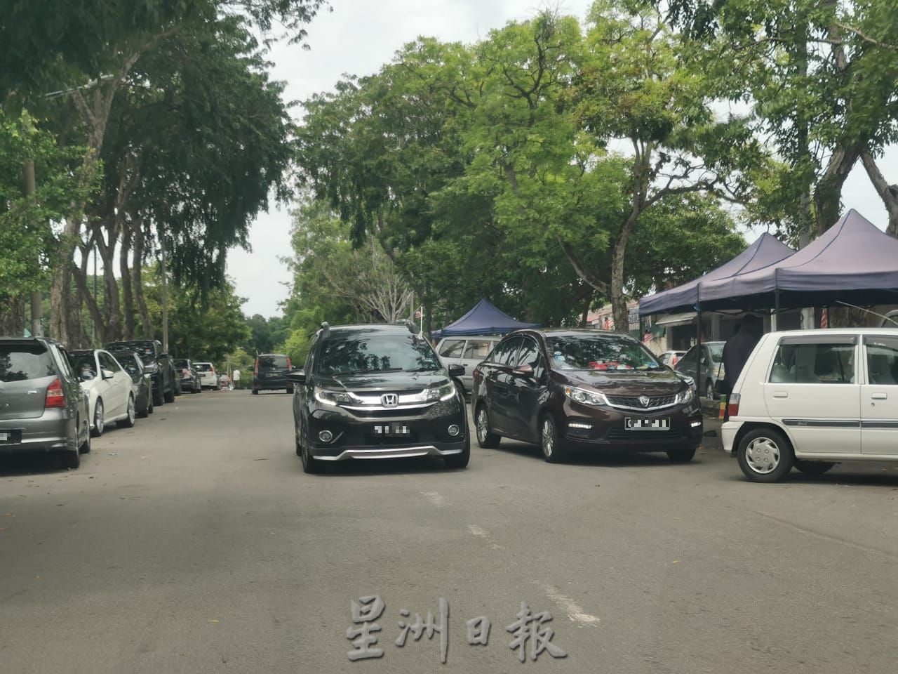 （古城封面主文）路边摊小贩物品留营业地点 车主停车摊位前购物造成不便，小贩将被对付