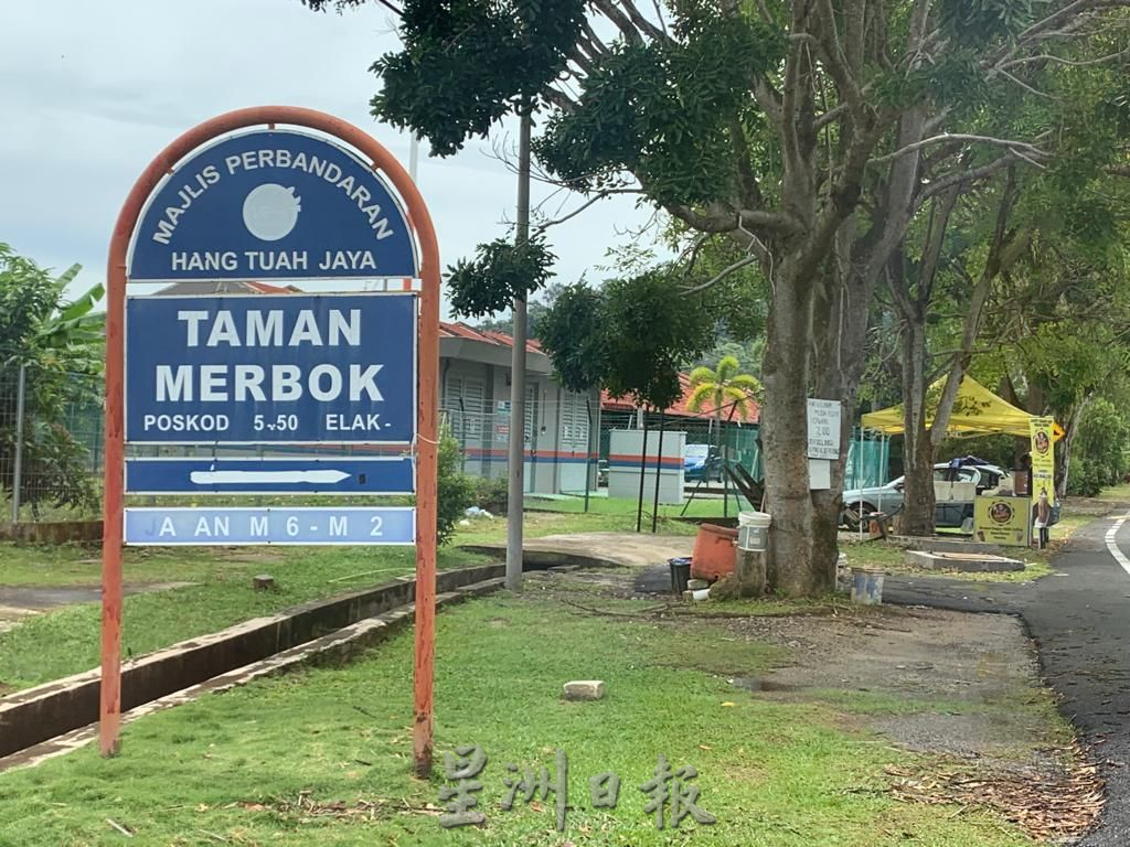 （古城封面主文）路边摊小贩物品留营业地点 车主停车摊位前购物造成不便，小贩将被对付