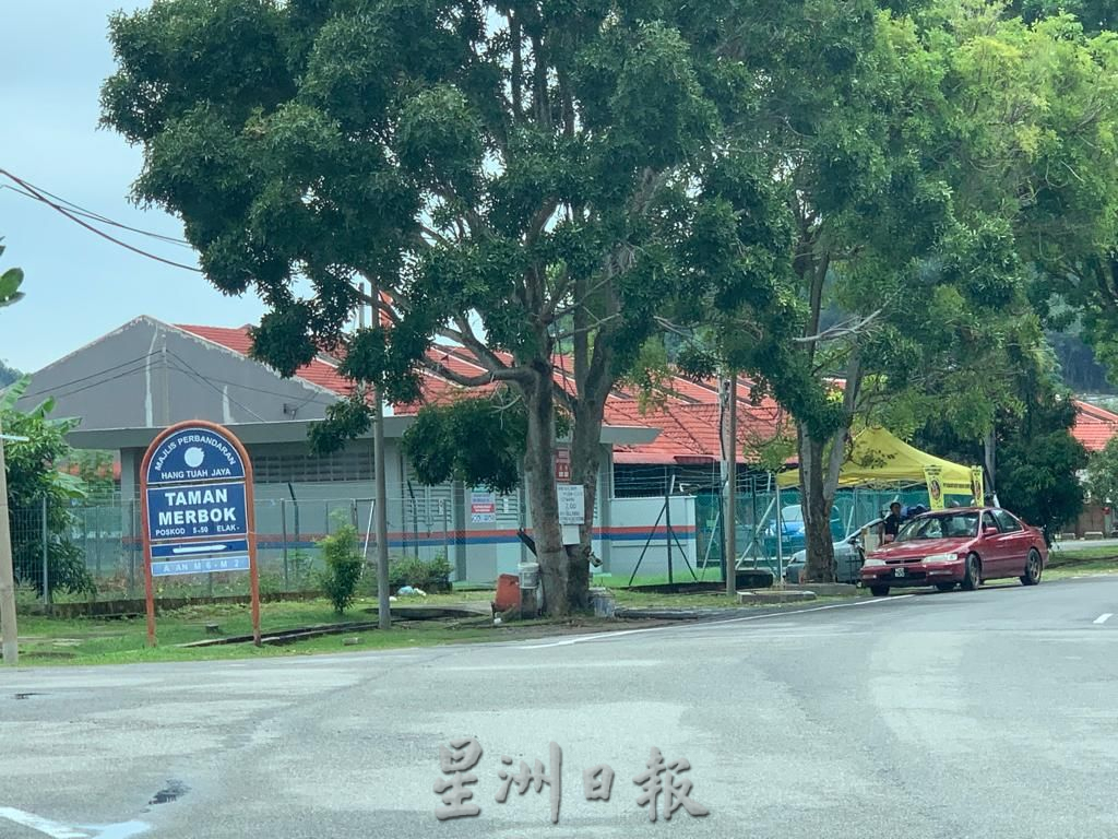 （古城封面主文）路边摊小贩物品留营业地点 车主停车摊位前购物造成不便，小贩将被对付