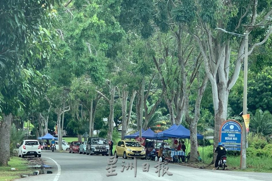 （古城封面主文）路边摊小贩物品留营业地点 车主停车摊位前购物造成不便，小贩将被对付