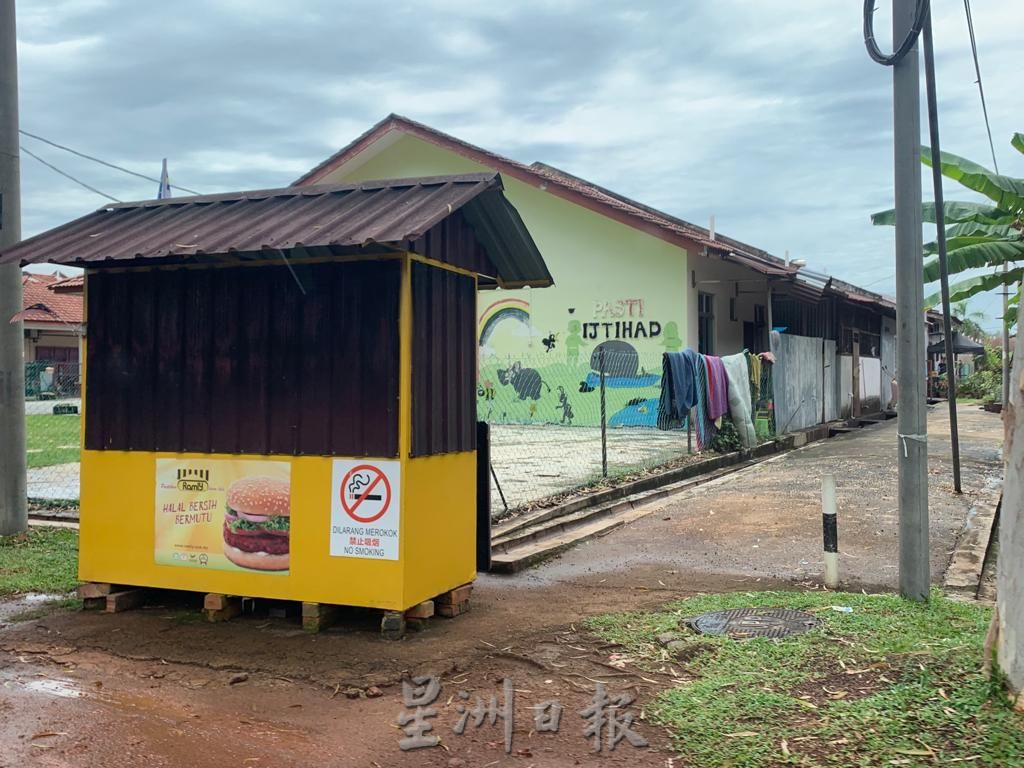 （古城封面主文）路边摊小贩物品留营业地点 车主停车摊位前购物造成不便，小贩将被对付