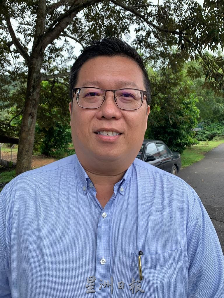 （古城封面主文）路边摊小贩物品留营业地点 车主停车摊位前购物造成不便，小贩将被对付