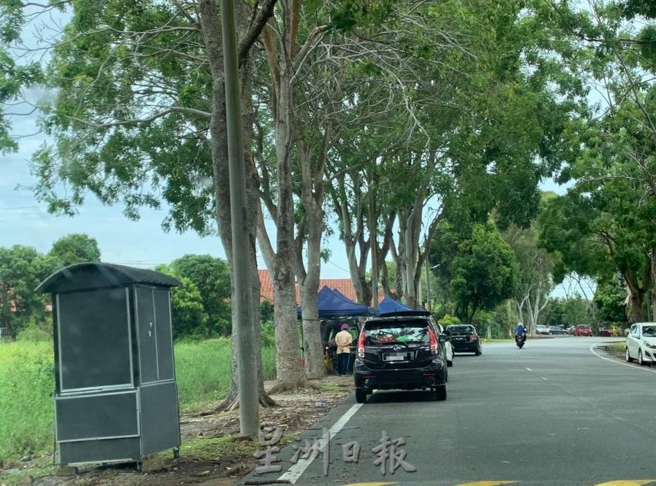 （古城封面主文）路边摊小贩物品留营业地点 车主停车摊位前购物造成不便，小贩将被对付