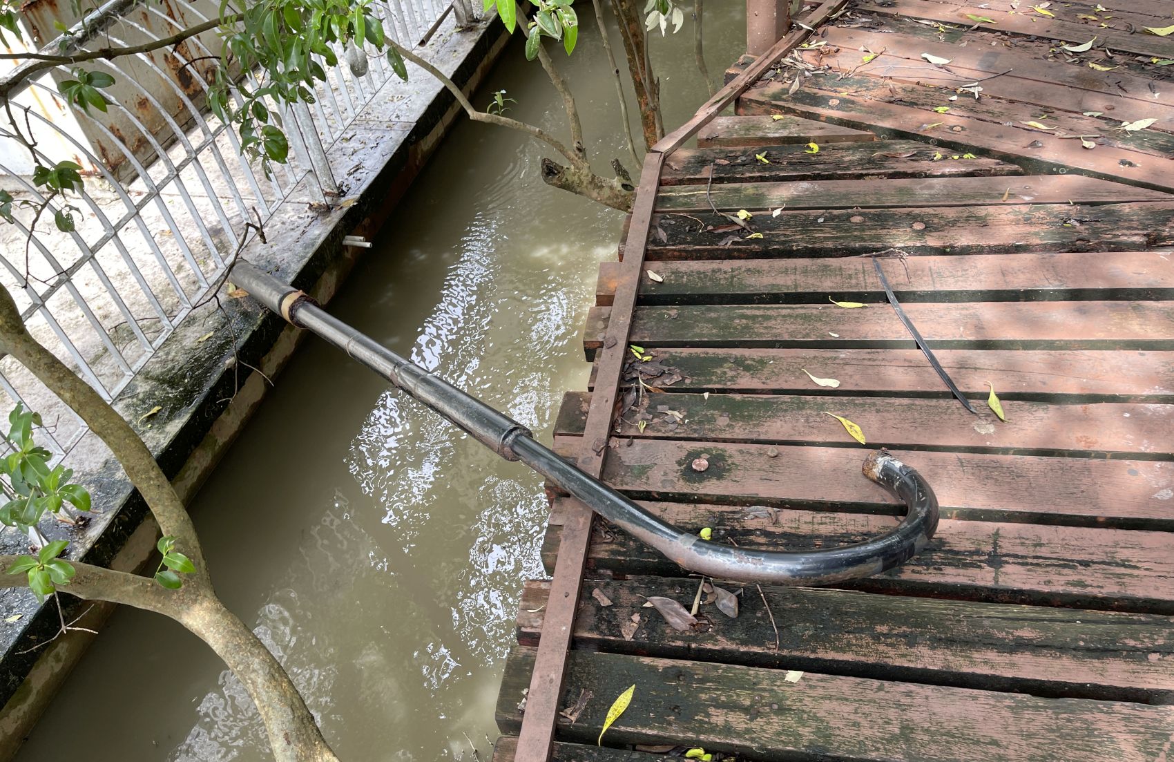 （古城封面副文）沿河走道工程迟迟未开始·毛贼来挖宝