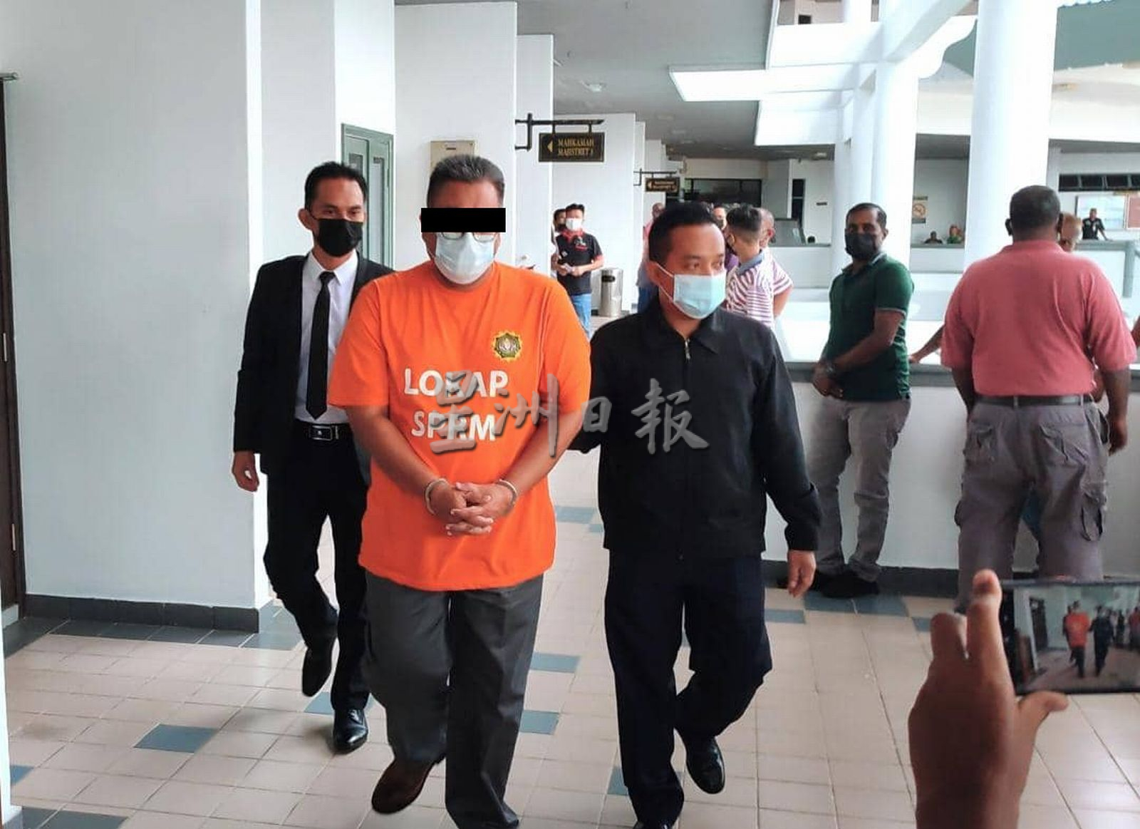 (古城版)大学公务员涉嫌收名车换工程