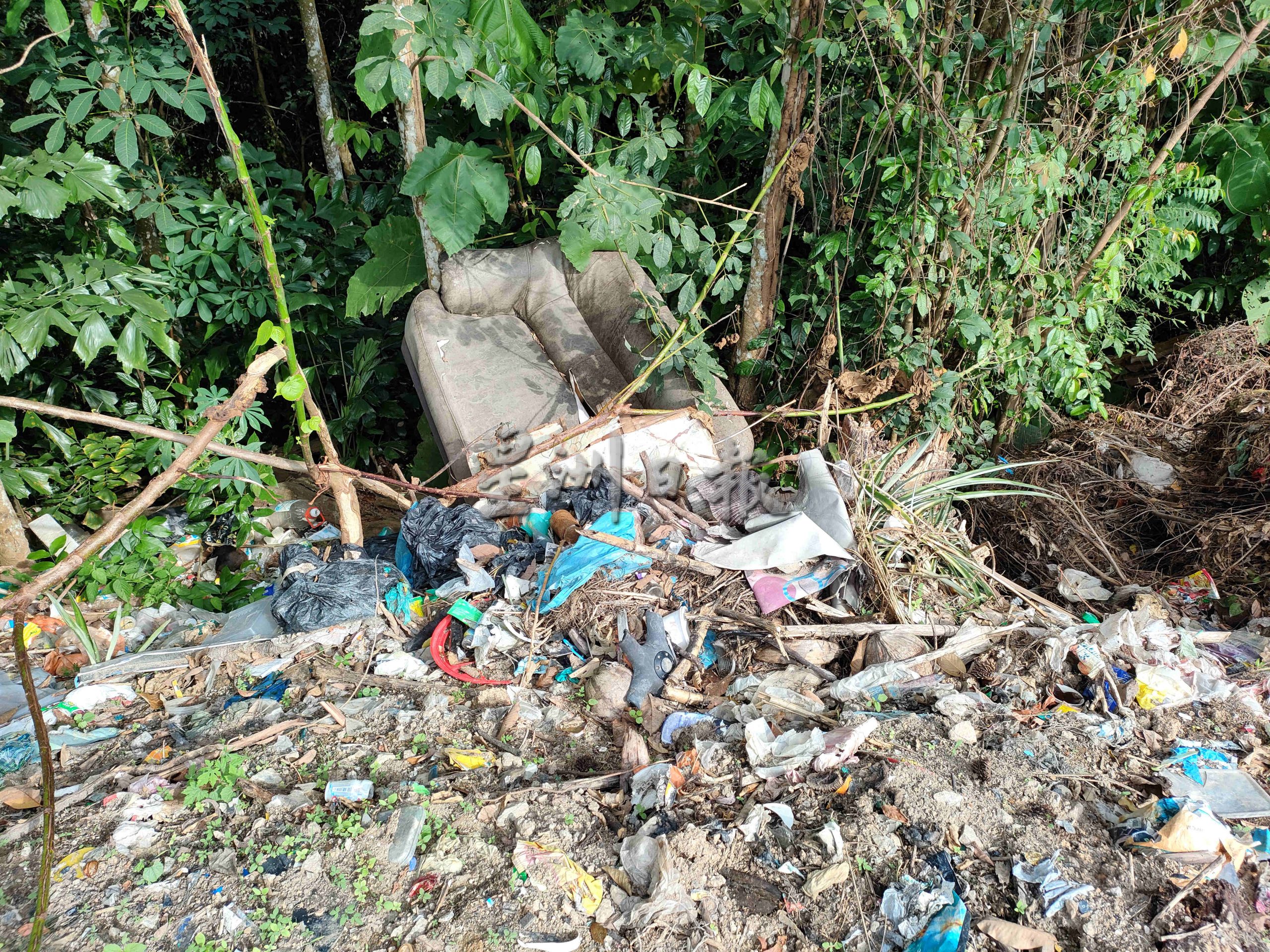 (古城第四版主文)巴登马六甲高架天桥旁垃圾弃路旁