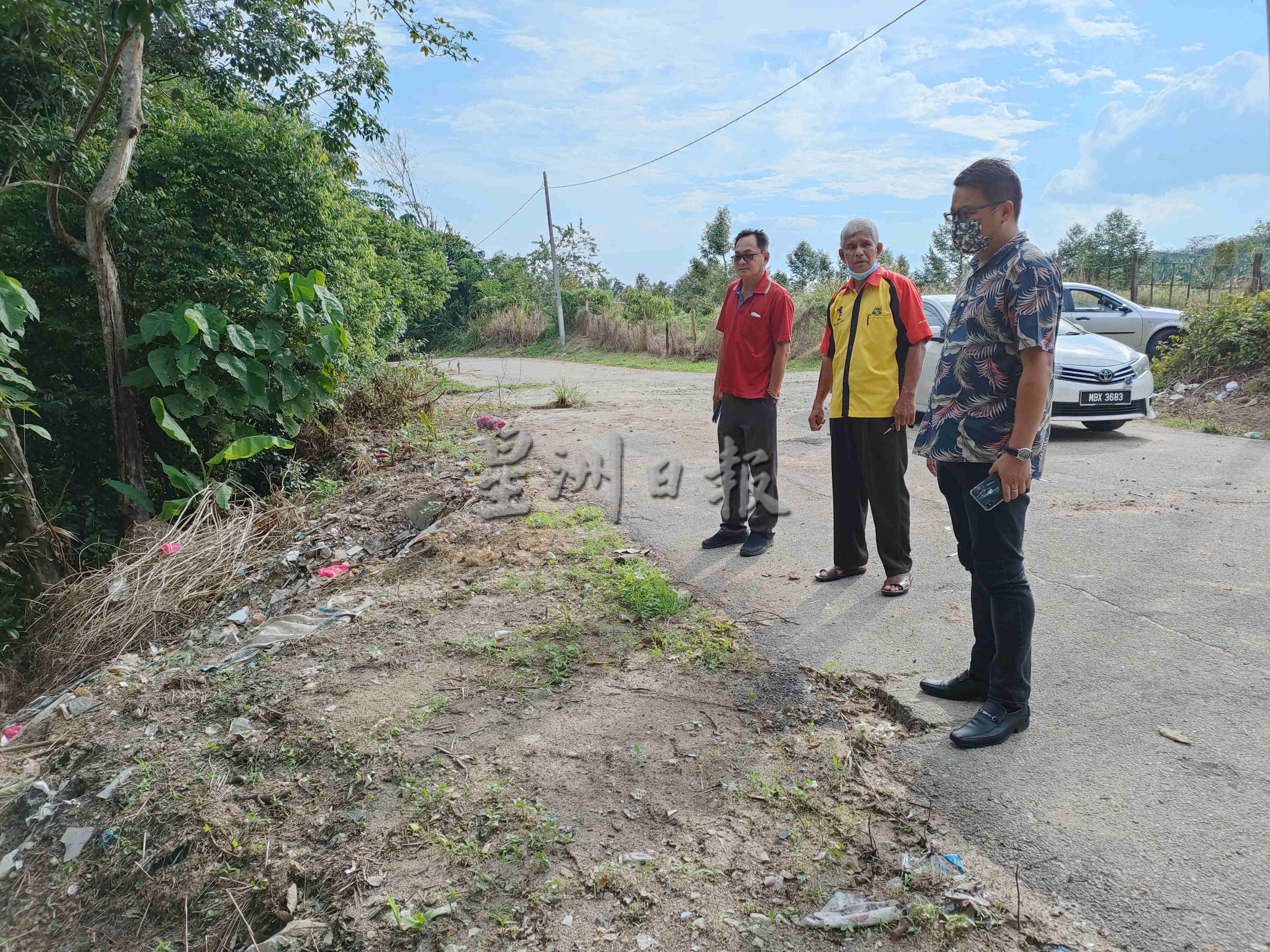 (古城第四版主文)巴登马六甲高架天桥旁垃圾弃路旁
