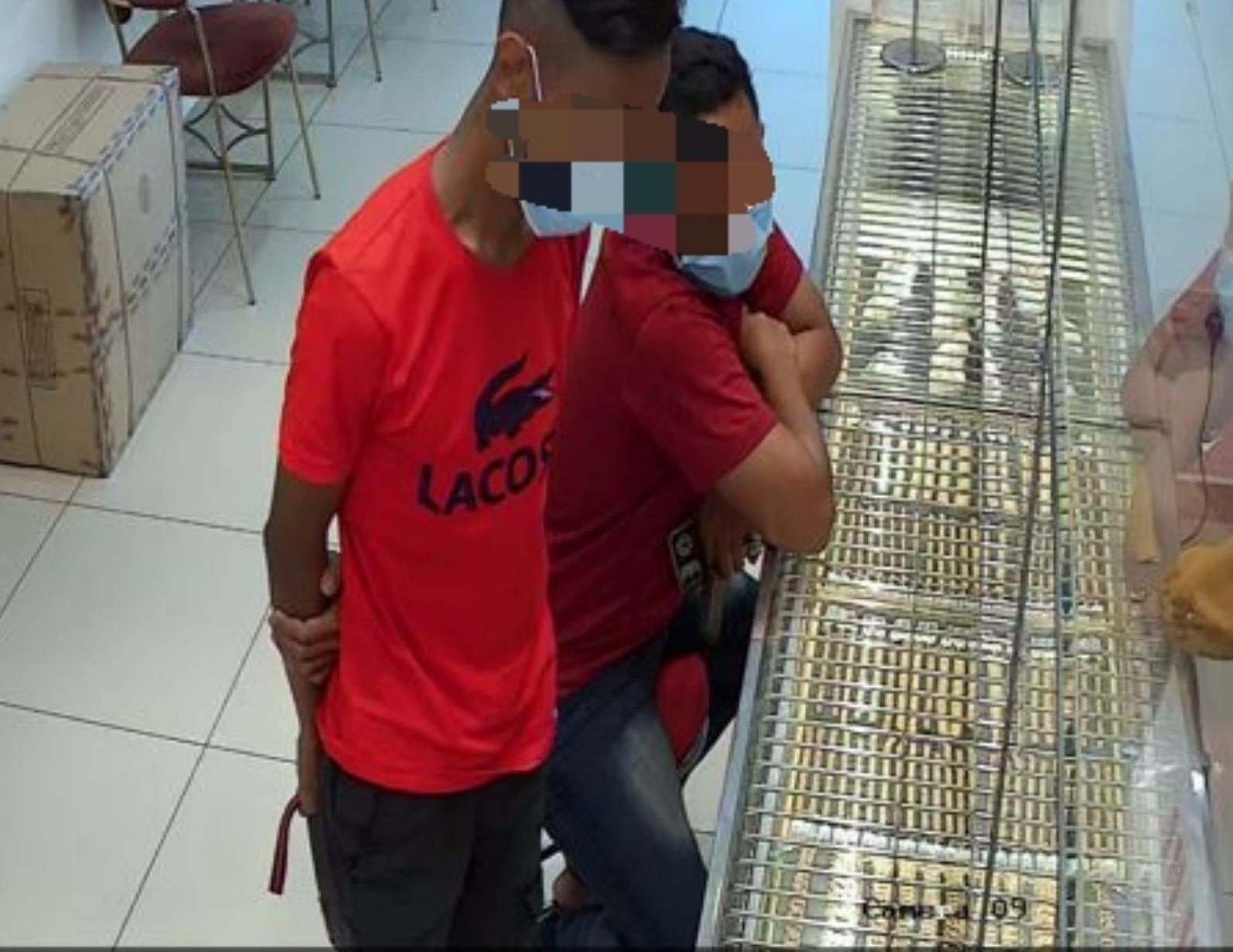 （大北马）2名青年假扮顾客到金铺消费时，抢走3条金链逃跑后，警方不到8小时内破案，逮捕2人。