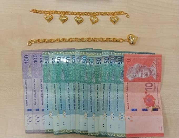 （大北马）2名青年假扮顾客到金铺消费时，抢走3条金链逃跑后，警方不到8小时内破案，逮捕2人。