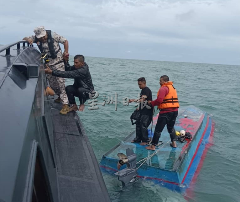 (大北马)捕鱼遇大浪渔船翻覆,4渔夫紧抓船身获救