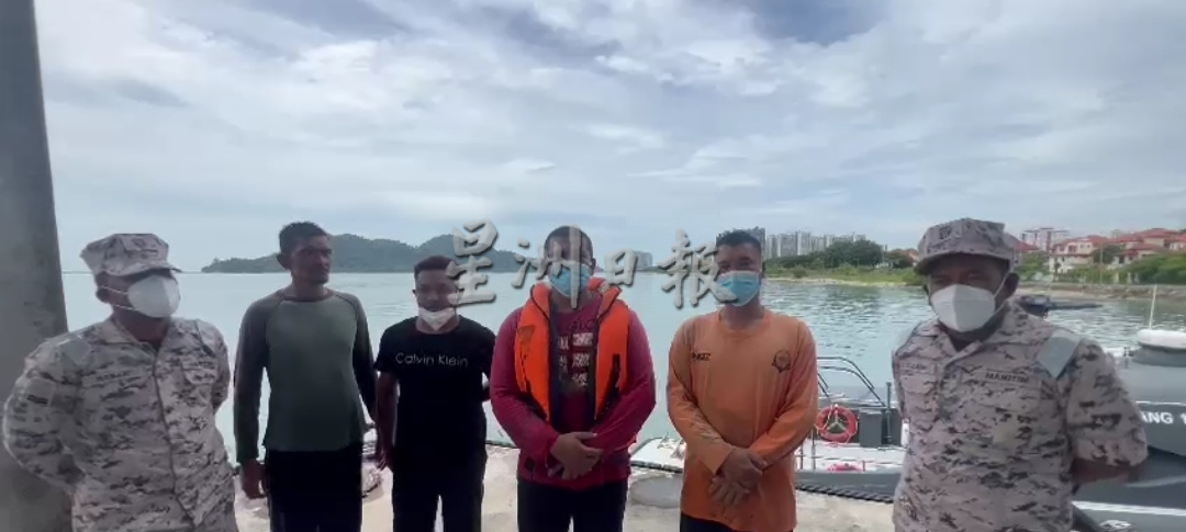 (大北马)捕鱼遇大浪渔船翻覆,4渔夫紧抓船身获救