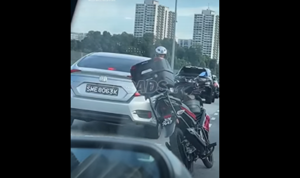 新加坡注册车违规 不理交警指示,交警肉身挡车