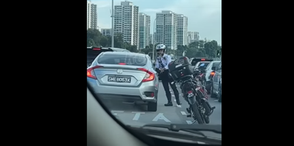 新加坡注册车违规 不理交警指示,交警肉身挡车
