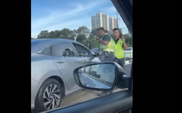 新加坡注册车违规 不理交警指示,交警肉身挡车