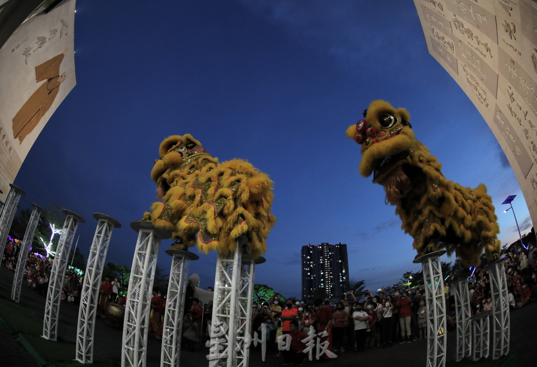 璀璨中秋就在新马寺！600尺长霓虹灯“壁画”成亮点！
