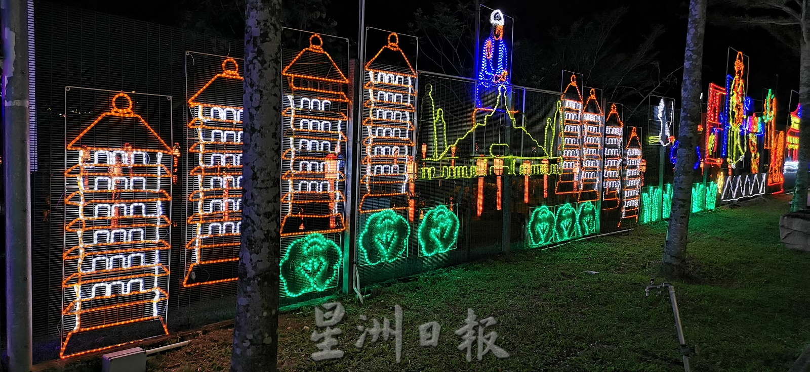 璀璨中秋就在新马寺！600尺长霓虹灯“壁画”成亮点！