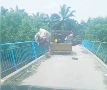 (已签发)柔:将一大袋垃圾扔进河中,柔警已捕1男子助查