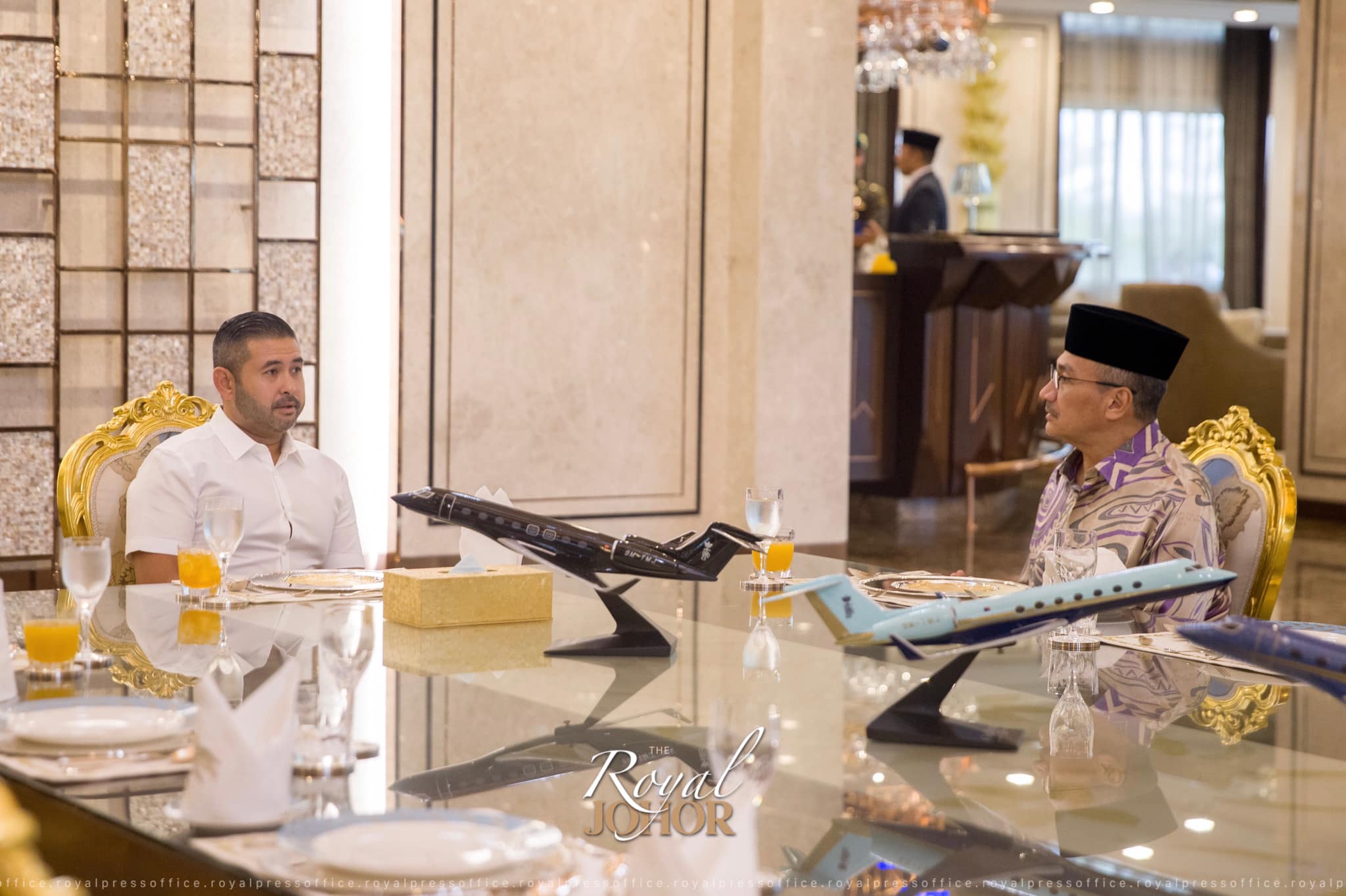 (已签发)柔:柔王储接见国防部长