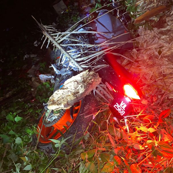 父骑摩托车闪避野鸡失控翻覆,9岁儿当场亡