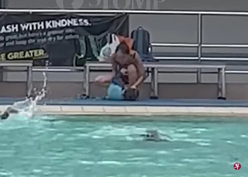 女子泳池旁暴怒 10秒连打男童7巴掌