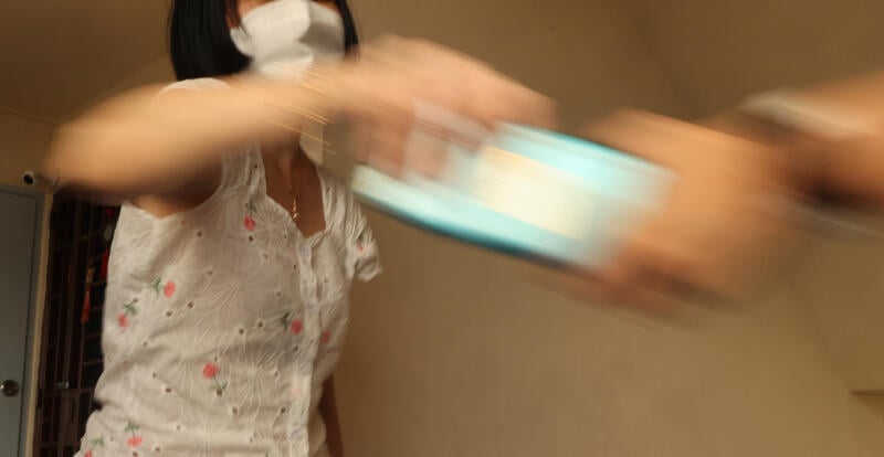 被误会偷拍惹纠纷 女食客报警 摊贩反指女子找麻烦