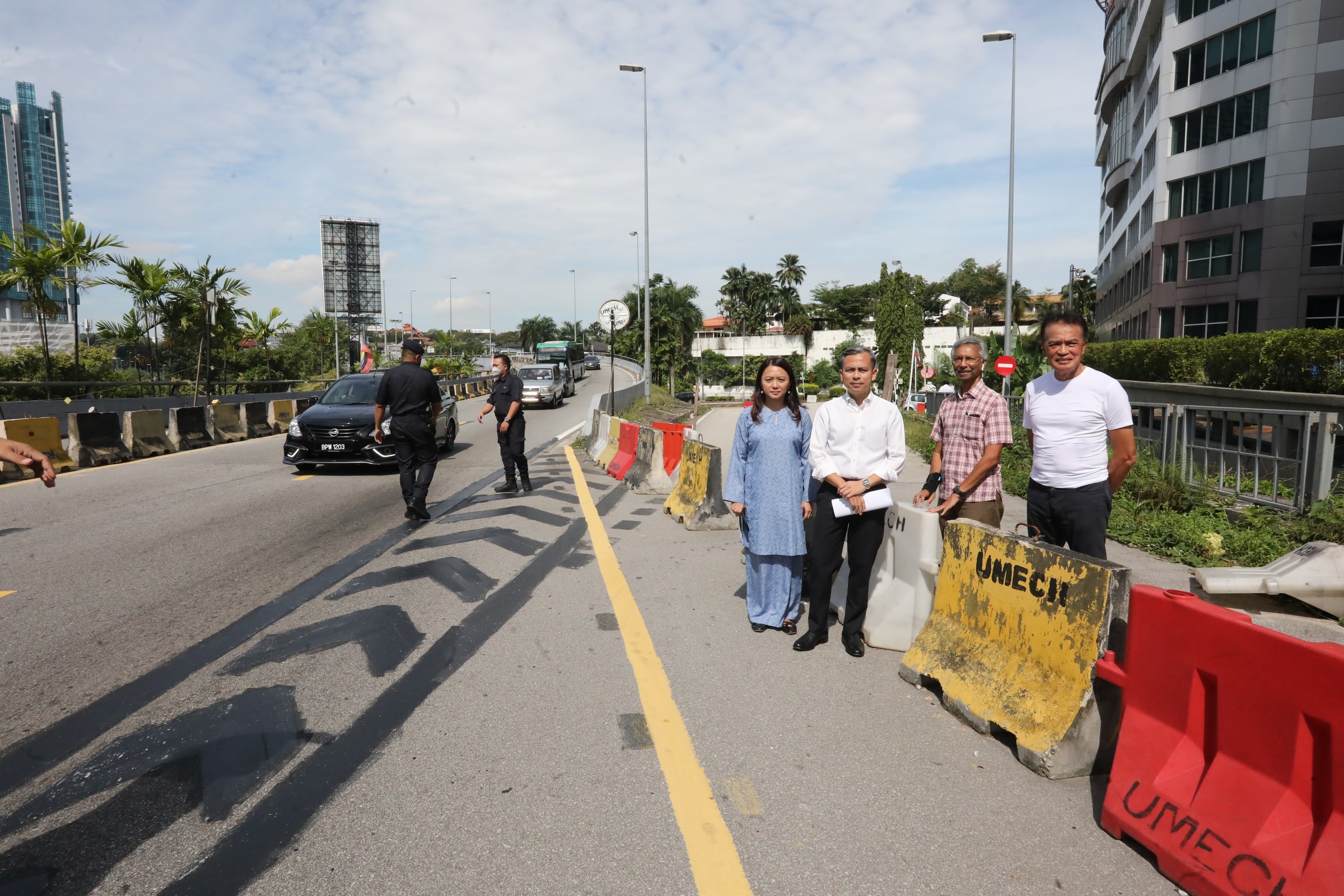 me03副文-大都会/杨巧双及法米:士曼丹一带封路/2图